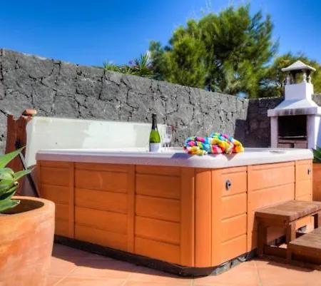 Villa Los Mojones - Great 4 Bedroom With Heated Pool And Hot-tub Tías