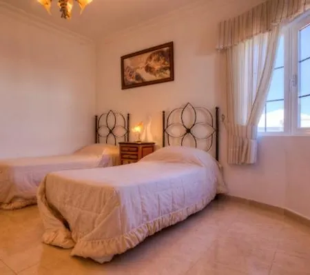 Los Mojones - Great 4 Bedroom With Heated Pool And Hot-tub *
