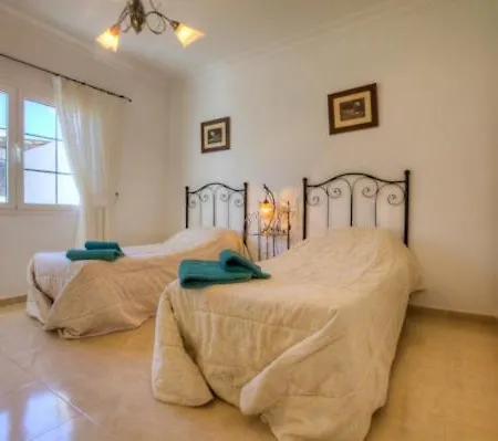 Los Mojones - Great 4 Bedroom With Heated Pool And Hot-tub Villa *