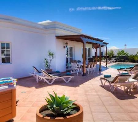 Los Mojones - Great 4 Bedroom With Heated Pool And Hot-tub Villa