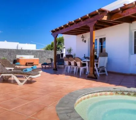 Los Mojones - Great 4 Bedroom With Heated Pool And Hot-tub Тиас
