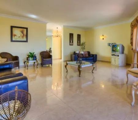 Los Mojones - Great 4 Bedroom With Heated Pool And Hot-tub Villa *