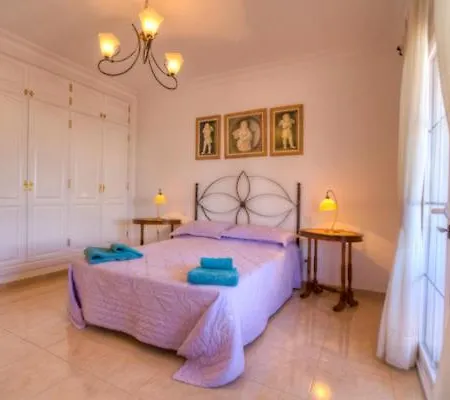 Los Mojones - Great 4 Bedroom With Heated Pool And Hot-tub